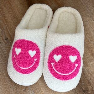 Cozy Cream Women’s Slippers with Pink Smiley Face NWT Size L XL (9-10)